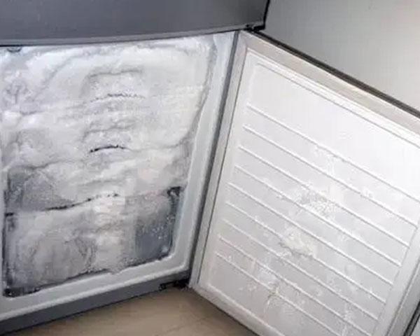 冰箱冷冻白色冰块（冰箱冷冻室内的白霜是什么物态变化）-图2