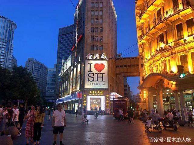上海那个白色拍照商场（上海哪条街适合拍照）-图1