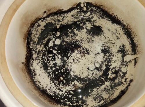 白色砂锅底部黑了（白色砂锅使用后里面有小黑点）-图1
