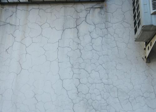 混凝土裂缝的白色物质（混凝土裂缝的白色物质叫什么）-图2