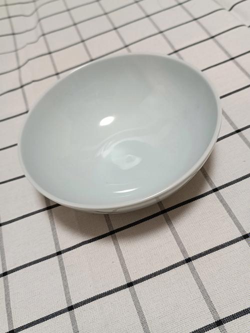 纯白色的陶瓷碗有毒吗（纯白色的陶瓷碗有毒吗安全吗）-图1